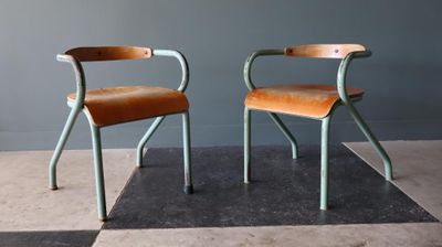 deux chaises assises l'une à côté de l'autre sur le sol