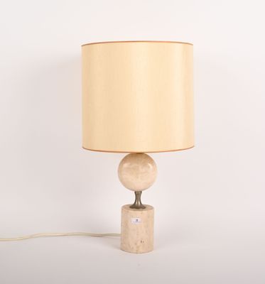 lampe de table beige avec un abat-jour beige sur fond blanc