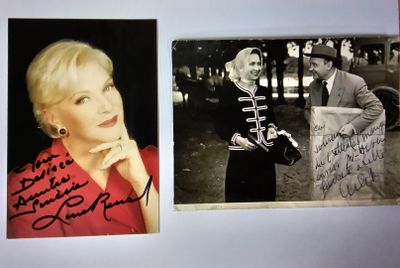deux photos en noir et blanc d'une femme et d'un homme tenant une pancarte