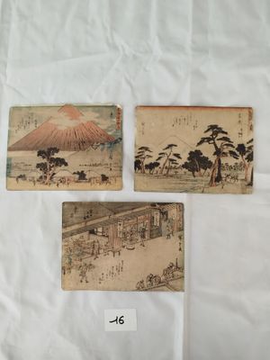 trois anciennes cartes postales japonaises représentant un paysage de montagne et une pagode