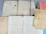 plusieurs vieux papiers sont empilés sur une table