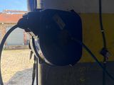une borne de recharge électrique fixée sur le côté d'un bâtiment