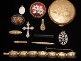 plusieurs types de bijoux différents sur une surface noire