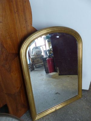 un miroir posé sur le sol à côté d'une chaise
