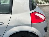 une petite voiture argentée garée sur un parking