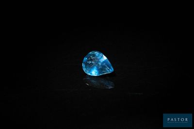 un diamant bleu dans l'obscurité