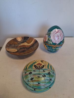 trois bols posés sur une table, avec un mur blanc en arrière-plan