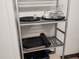 une étagère en métal sur laquelle sont posés des casseroles et des poêles