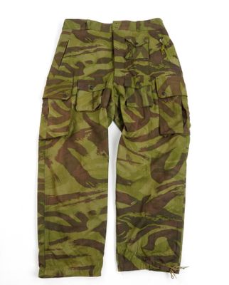 un gros plan d'un pantalon de camouflage sur fond blanc