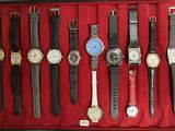 de nombreuses montres différentes présentées dans une vitrine rouge