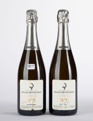 deux bouteilles de vin sont posées l'une à côté de l'autre sur une table