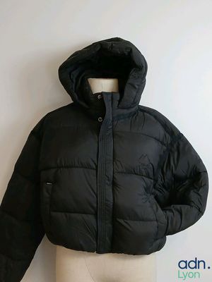 doudoune noire à capuche sur un mannequin