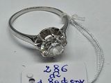 une photo d'une bague en diamant à laquelle est accrochée une étiquette de prix