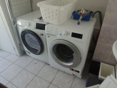 un lave-linge et un sèche-linge dans une petite pièce