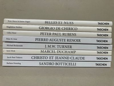 plusieurs livres sont empilés sur une table