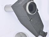 gros plan d'un objet métallique sur une surface blanche
