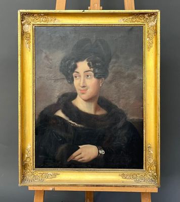 un tableau représentant une femme en manteau de fourrure est posé sur un chevalet
