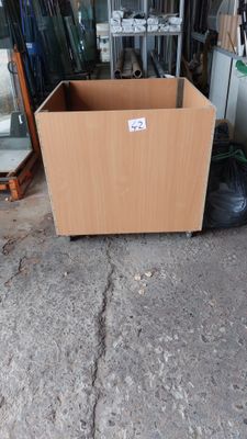 une boîte posée par terre dans le garage