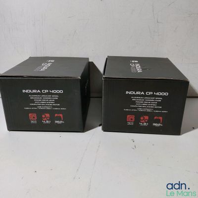deux boîtes noires posées sur une table blanche, sur fond blanc