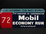 un panneau sur lequel on peut lire « Mobi Economy : foncez ! »