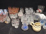 beaucoup de verres et un pichet sur la table