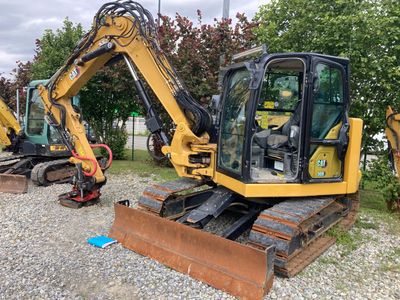 deux pelles mécaniques garées sur le gravier