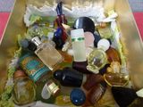 une boîte contenant différents types de parfums