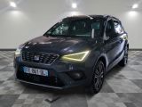 vue de face d'un SUV gris garé sur un sol à damier