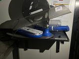 une image représentant une table sur laquelle est posée une machine à découper