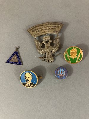 plusieurs pin's et badges différents posés sur une table