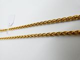 une paire de chaînes en or sur fond blanc