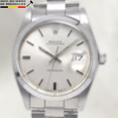 une montre argentée avec un cadran blanc sur fond blanc