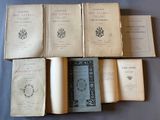 plusieurs vieux livres posés les uns sur les autres sur une table