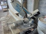 un grand nombre d'outils posés sur une table