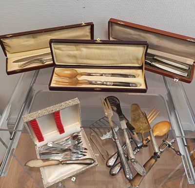 de nombreux types d'ustensiles et de cuillères exposés dans une vitrine