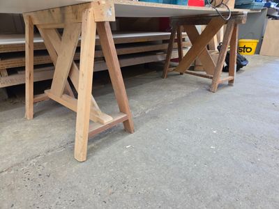 4 paires de tréteaux bois. H : 73, 74, 89 et 46 cm.