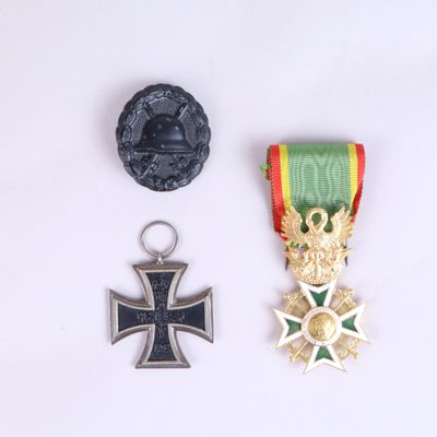 deux médailles et une médaille sur une surface blanche
