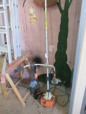 peinture représentant un arbre sur un mur dans une pièce où se trouve une échelle
