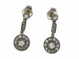 une image d'une paire de boucles d'oreilles en diamant sur fond blanc