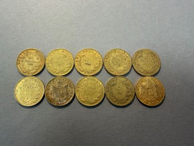 gros plan d'un paquet de pièces d'or sur une table