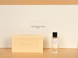 un flacon de parfum posé à côté d'une boîte de savon sur une table