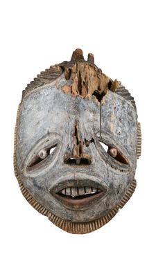 un vieux masque en bois sur fond blanc, avec un fond blanc