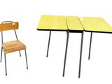 une petite table et une chaise placées l'une à côté de l'autre