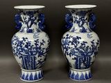 paire de vases bleus et blancs ornés d'oiseaux et de fleurs