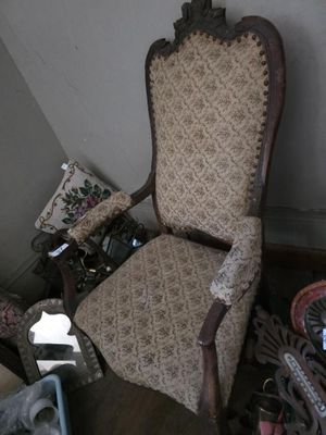 une chaise qui se trouve dans le coin d'une pièce