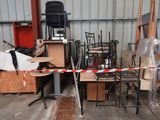 un tas de chaises et d'autres meubles dans un entrepôt