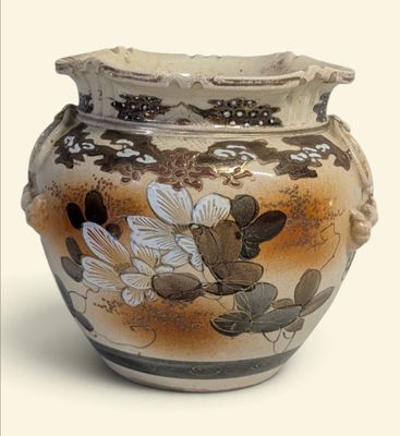 un vase avec un motif floral posé sur une table