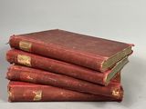plusieurs vieux livres empilés sur une table