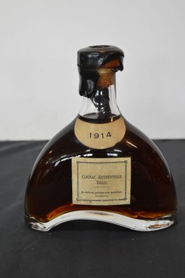 une vieille bouteille d'alcool posée sur une table noire