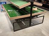 une table sur laquelle est représenté un terrain de football, dans un magasin